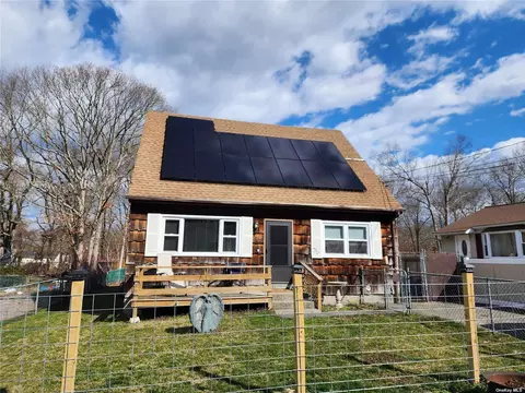 39 Beach Ln, Coram, NY 11727