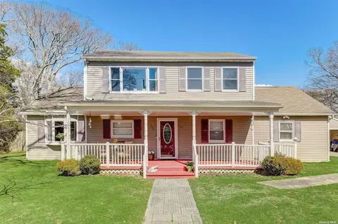 101 Manor Dr, Shirley, NY 11967
