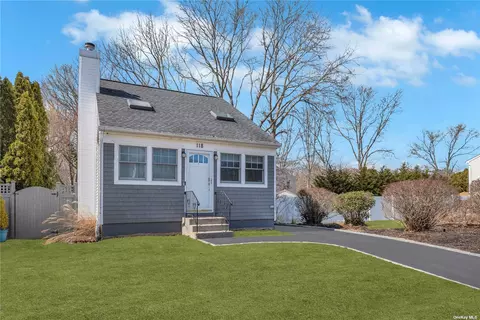 118 12th Ave, Holtsville, NY 11742