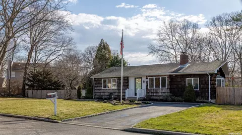 27 Woodbine Ln, East Moriches, NY 11940