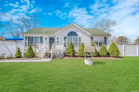 20 Carl Pl, Patchogue, NY 11772