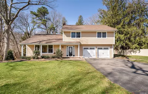 22 Circle Dr, Shoreham, NY 11786