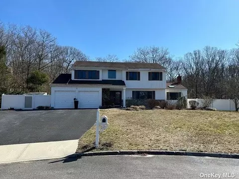 47 Sabre Dr, Selden, NY 11784
