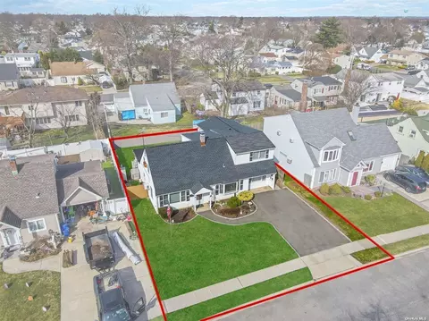 18 Daisy Ln, Levittown, NY 11756