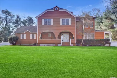 6 Saddlebrook Ln, Manorville, NY 11949