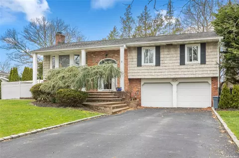 8 Penguin Ln, Commack, NY 11725