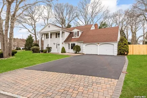 21 Mount Rainer Ave, Farmingville, NY 11738