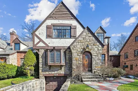 181-34 Midland Pkwy, Jamaica Estates, NY 11432