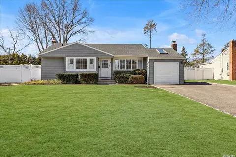 9 Mayfair Ter, Commack, NY 11725