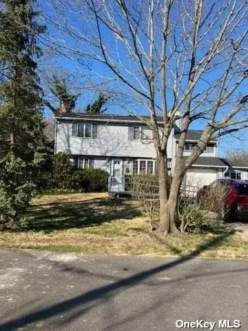 19 Elmtree Ln, Huntington Station, NY 11746