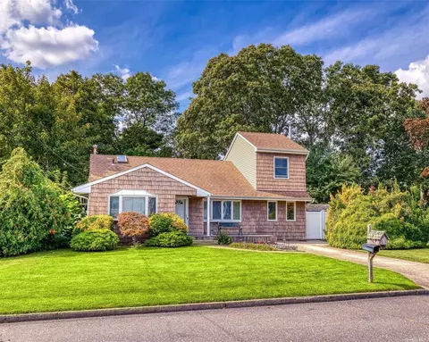 20 Larry Rd, Selden, NY 11784