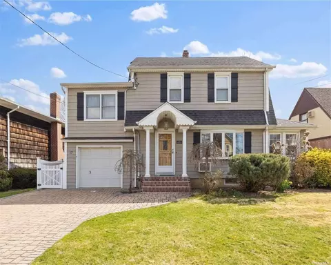 17 Harvard Rd S, Garden City South, NY 11530