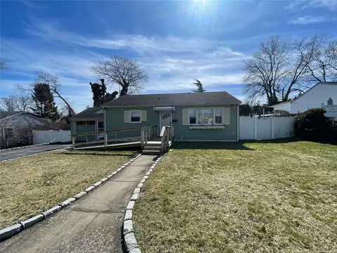 69 Macon St, Lindenhurst, NY 11757