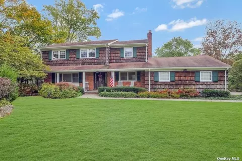 25 Belvedere Dr, Syosset, NY 11791