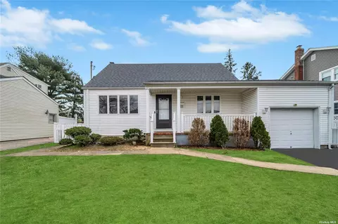 348 Heathcote Rd, Lindenhurst, NY 11757