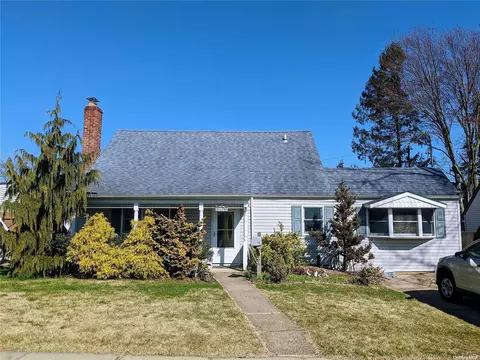 33 Harness Ln, Levittown, NY 11756