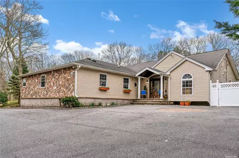 8 Wyandanch Blvd, Smithtown, NY 11787