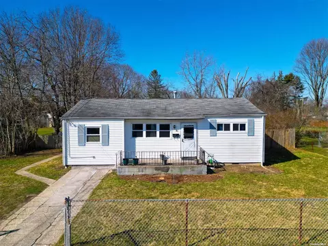 41 20th Ave, Bay Shore, NY 11706