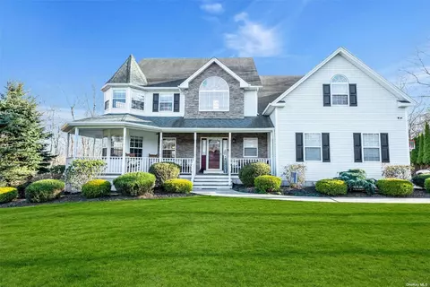 2 Oak Ridge Ct, Manorville, NY 11949
