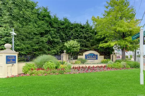 504 Narragansett Villas Dr #504, Lindenhurst, NY 11757