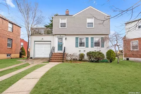 15 Elderberry Ln, Valley Stream, NY 11581