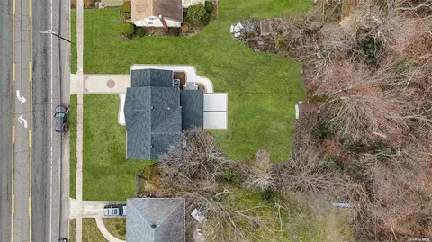 127 Prairie Dr, North Babylon, NY 11703