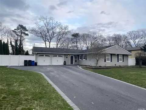 7 Haverford Ln, Coram, NY 11727