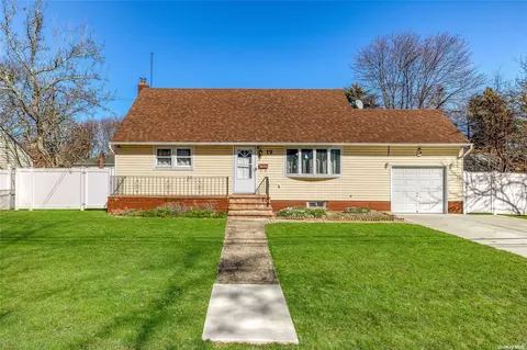 19 Mccue Ave, Wheatley Heights, NY 11798