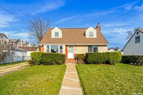95-15 225th St, Floral Park, NY 11001