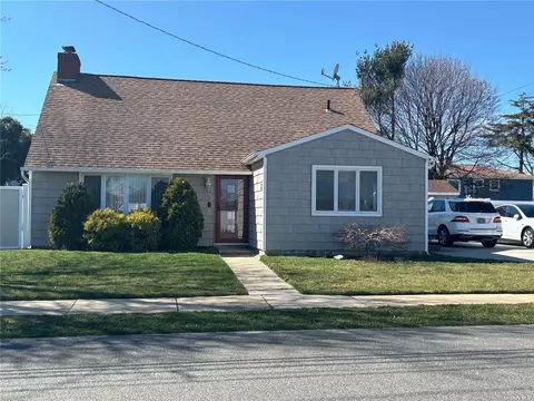 15 N Emerson Ave, Copiague, NY 11726