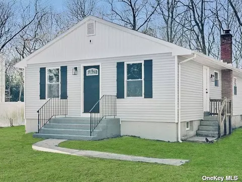 260 Hawthorne St, Mastic Beach, NY 11951