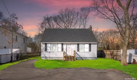 14 Floyd Rd N, Shirley, NY 11967