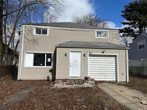 601 Dartmouth St, Westbury, NY 11590