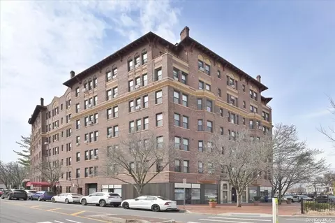 8 Barstow Rd #5K, Great Neck, NY 11021