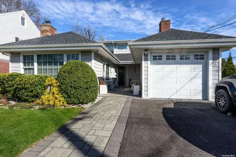 65 Muirfield Rd, Rockville Centre, NY 11570