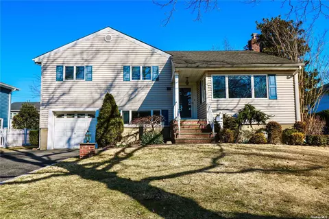 45 Pell Ter, Garden City, NY 11530