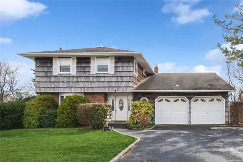 4 Cutter Ct, West Islip, NY 11795