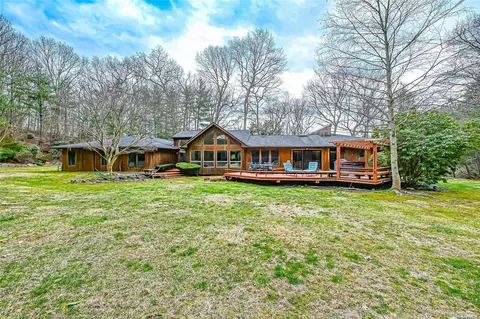 39 Timber Ridge Dr, Laurel Hollow, NY 11771