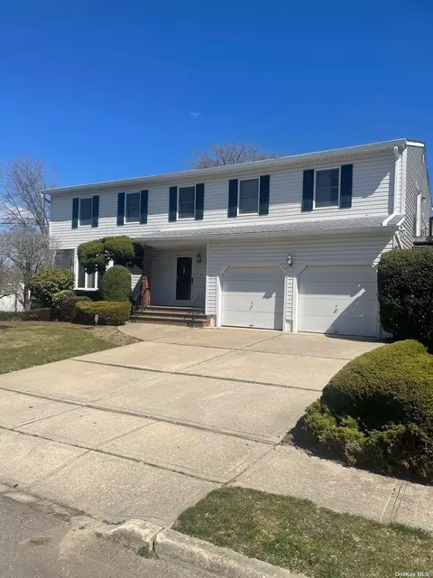456 S 14th St, Lindenhurst, NY 11757