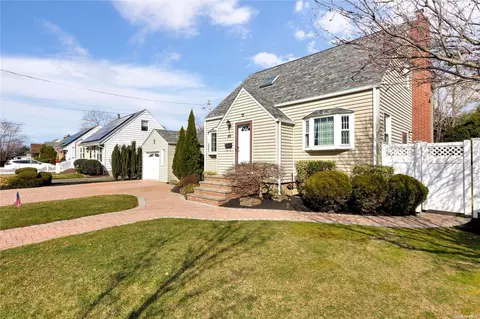 49 Iroquois Pl, Farmingdale, NY 11735