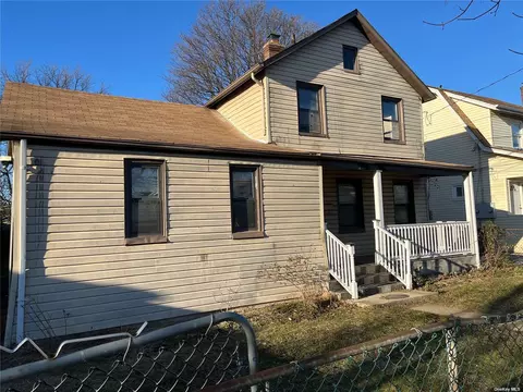 9 Lillian Ave, Freeport, NY 11520