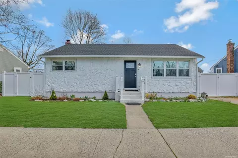3334 Great Neck Rd, Amityville, NY 11701