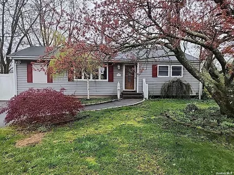 3111 Falcon Ave, Medford, NY 11763
