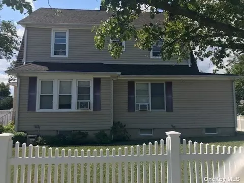 397 S 1st St, Lindenhurst, NY 11757
