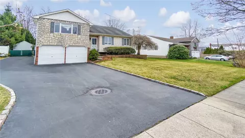 17 Sagebrush Ln, Kings Park, NY 11754
