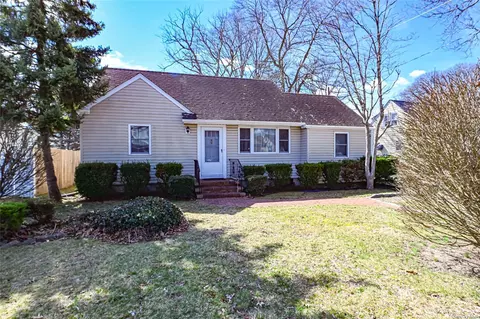 22 Paprocki Ave, West Islip, NY 11795