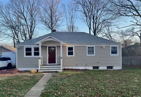 36 Park St, Centereach, NY 11720