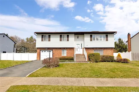 26 Oliva Ct, West Islip, NY 11795