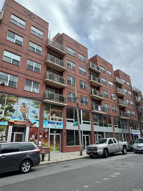 35-19 Leavitt St #4A, Flushing, NY 11354