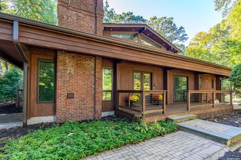19 Oakwood Dr, Lloyd Harbor, NY 11743